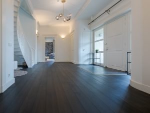 Zwarte houten vloer woonkamer