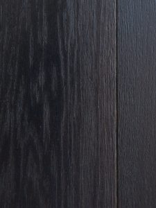 Zwarte houten vloer