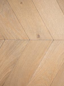 Verouderde eiken visgraat vloer