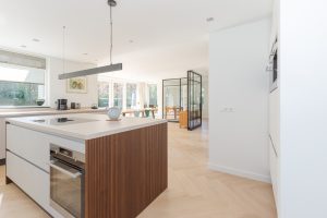 Visgraat vloer in keuken