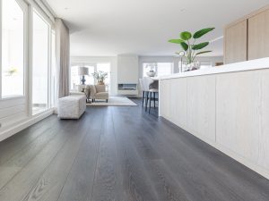 Zwarte houten vloer in Urk