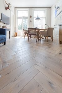 Stoere houten visgraat vloer