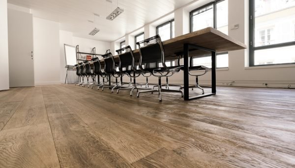 Geborstelde rustieke houten vloer