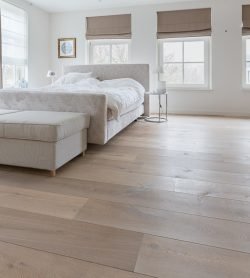 Houten vloer in slaapkamer